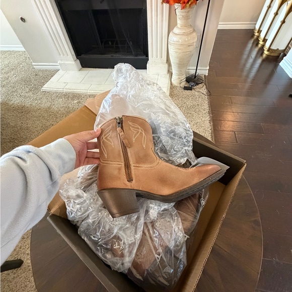 Ariat Shoes - Ariat Women's Darlin Western Leather Upper Fashion Boot Size 7